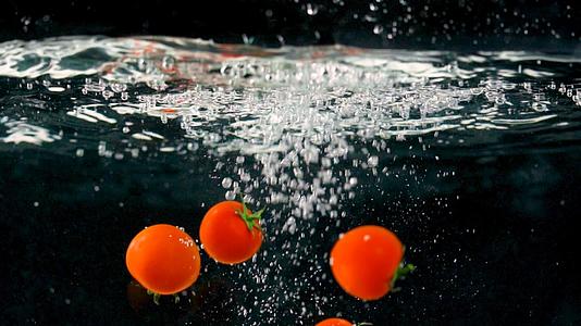 新鲜小番茄升格落水视频视频的预览图