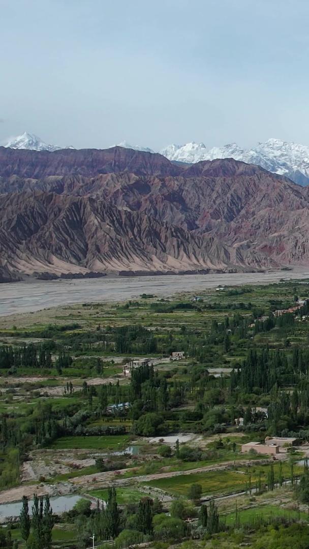 新疆南部高原丹霞地貌和雪山公路视频视频的预览图