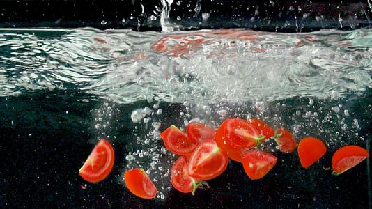 一把西红柿落入水中视频的预览图