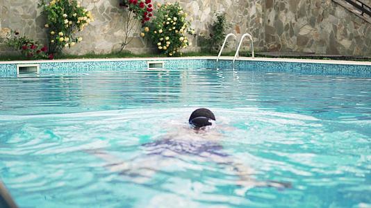 男子在豪华游泳池电影区Dovicticdof的照相机视频的预览图