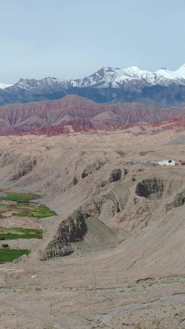 新疆南部高原丹霞地貌和雪山公路视频视频的预览图