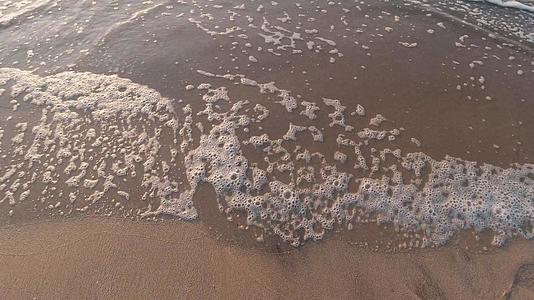 实拍海边沙滩上浪花起落4K视频视频的预览图