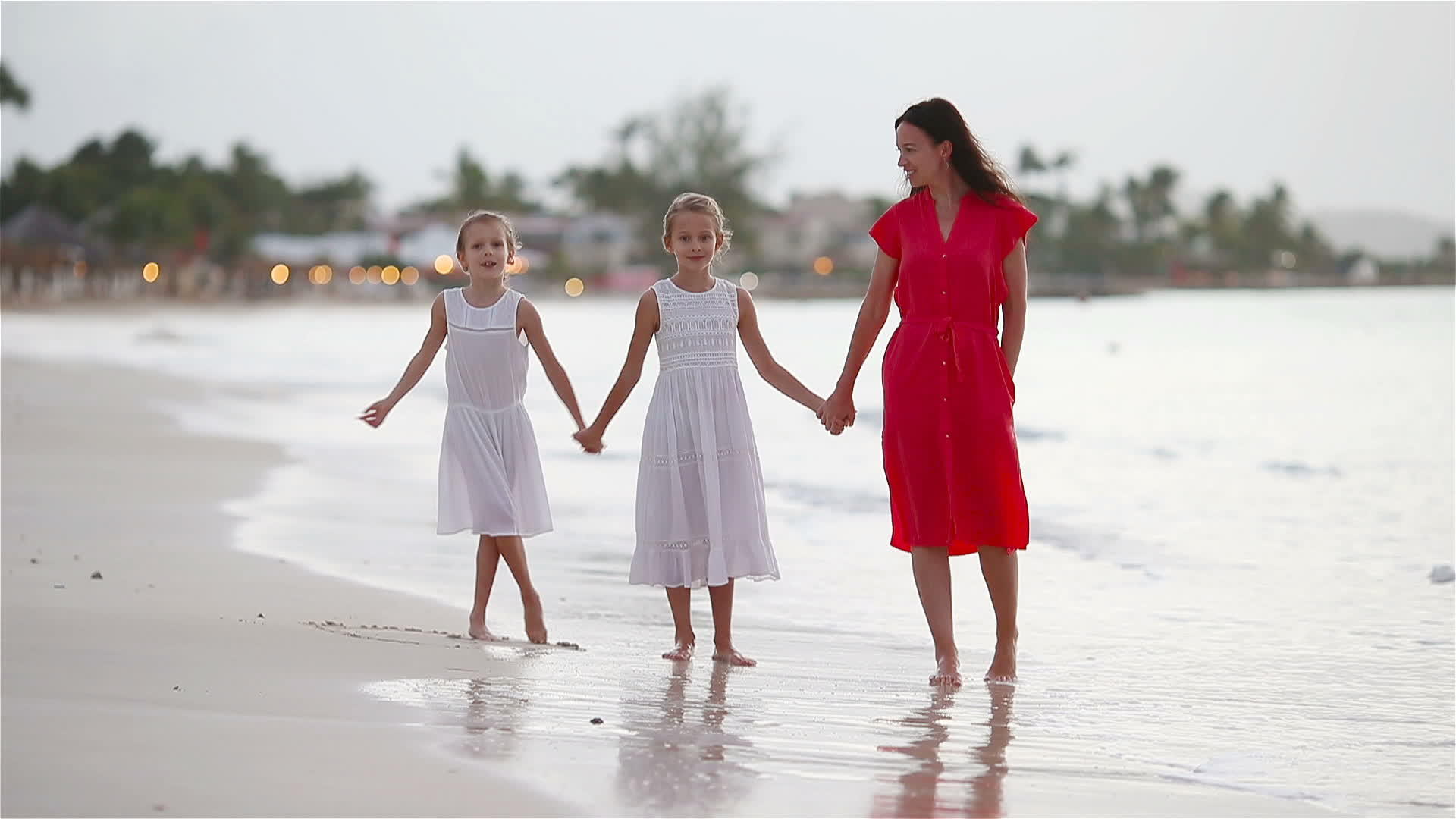 家庭在热带海岸上行走的家在Caribbean海滩视频的预览图