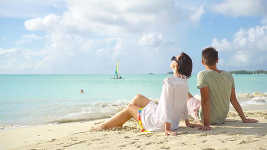 卡里比亚抗古阿岛的年轻夫妇在热带海滩上有白沙和绿松石视频的预览图