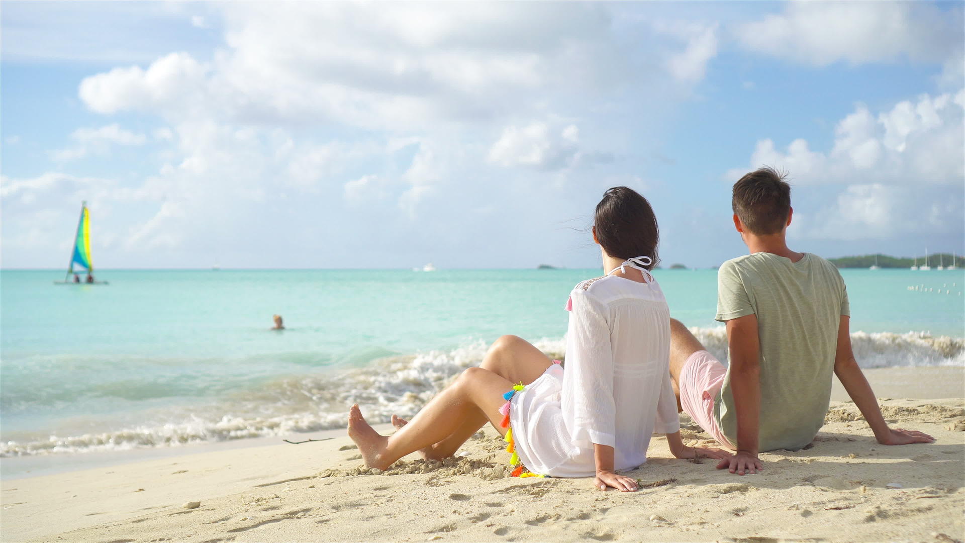 年轻夫妇在热带海滩上视频的预览图
