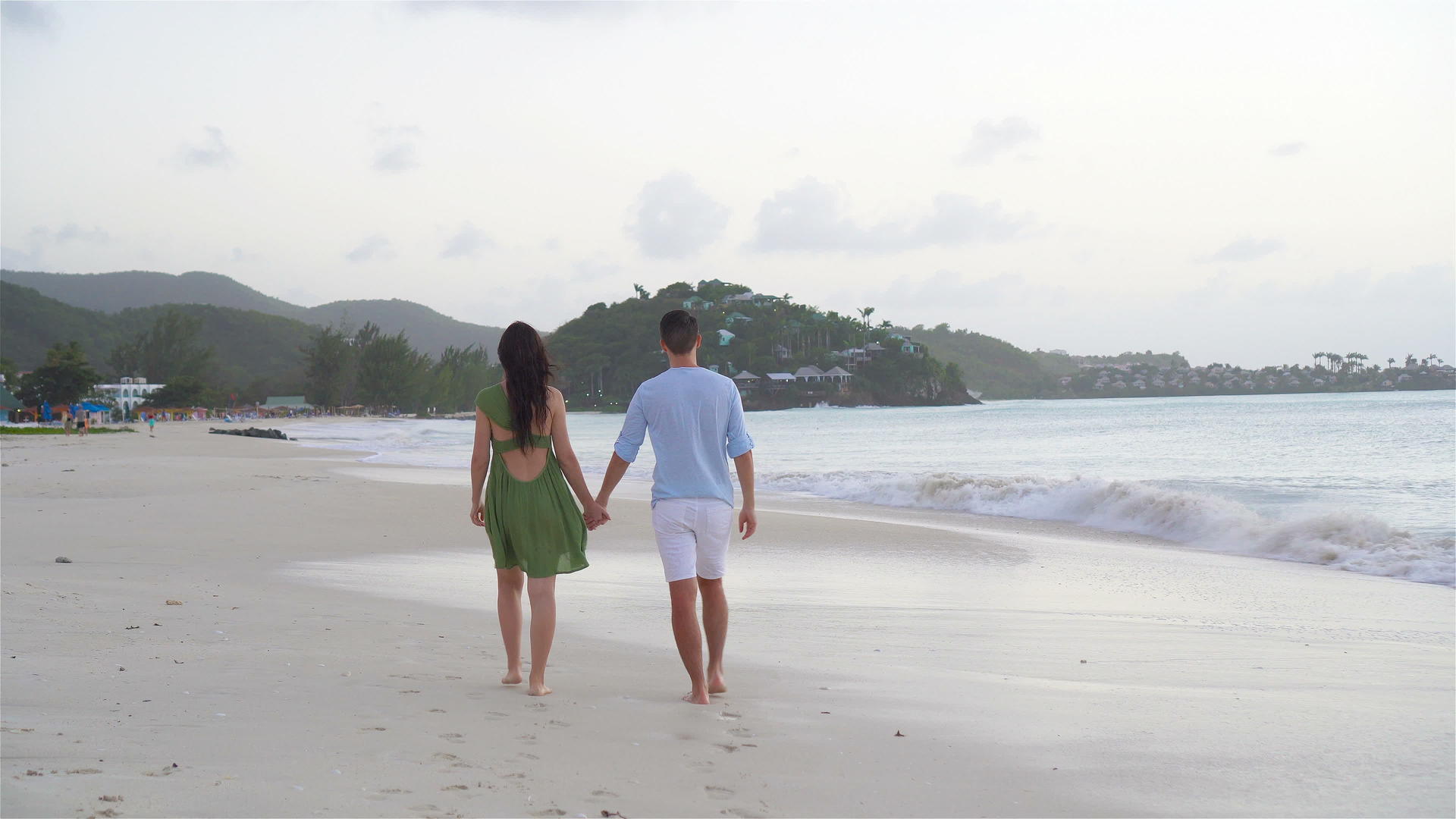 卡里比亚抗古阿岛的年轻夫妇在热带海滩上有白沙和绿松石视频的预览图