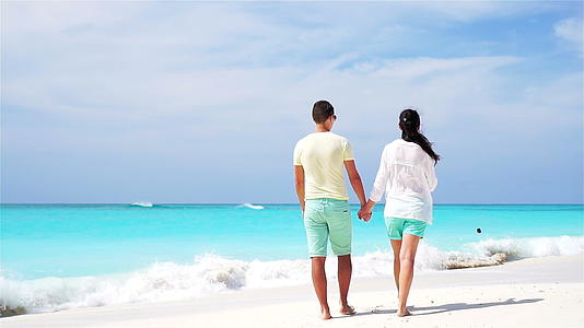 在暑假期间年轻夫妇在白色海滩上享受他们的快乐情人视频的预览图