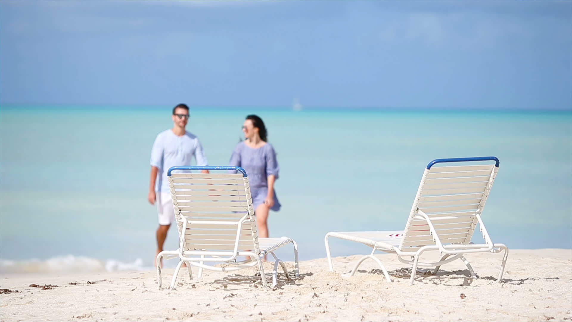 暑假期间白沙滩上的年轻夫妇享受他们的蜜月视频的预览图