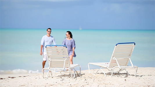 暑假期间白沙滩上的年轻夫妇享受他们的蜜月视频的预览图