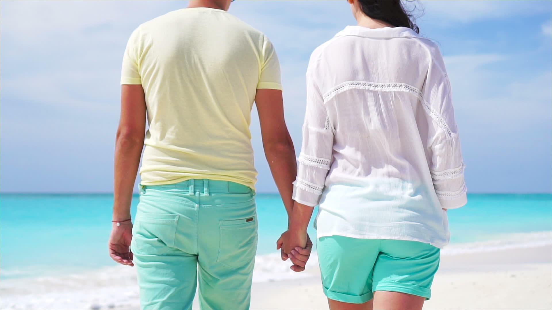 暑假期间白色海滩上的年轻夫妇视频的预览图