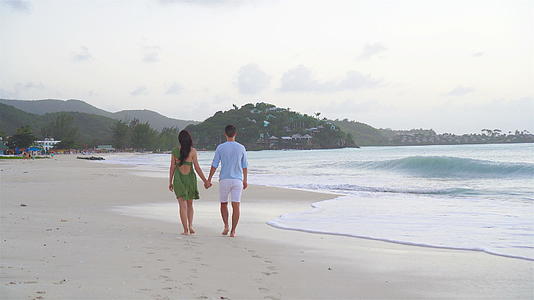 白沙滩上的年轻夫妻视频的预览图