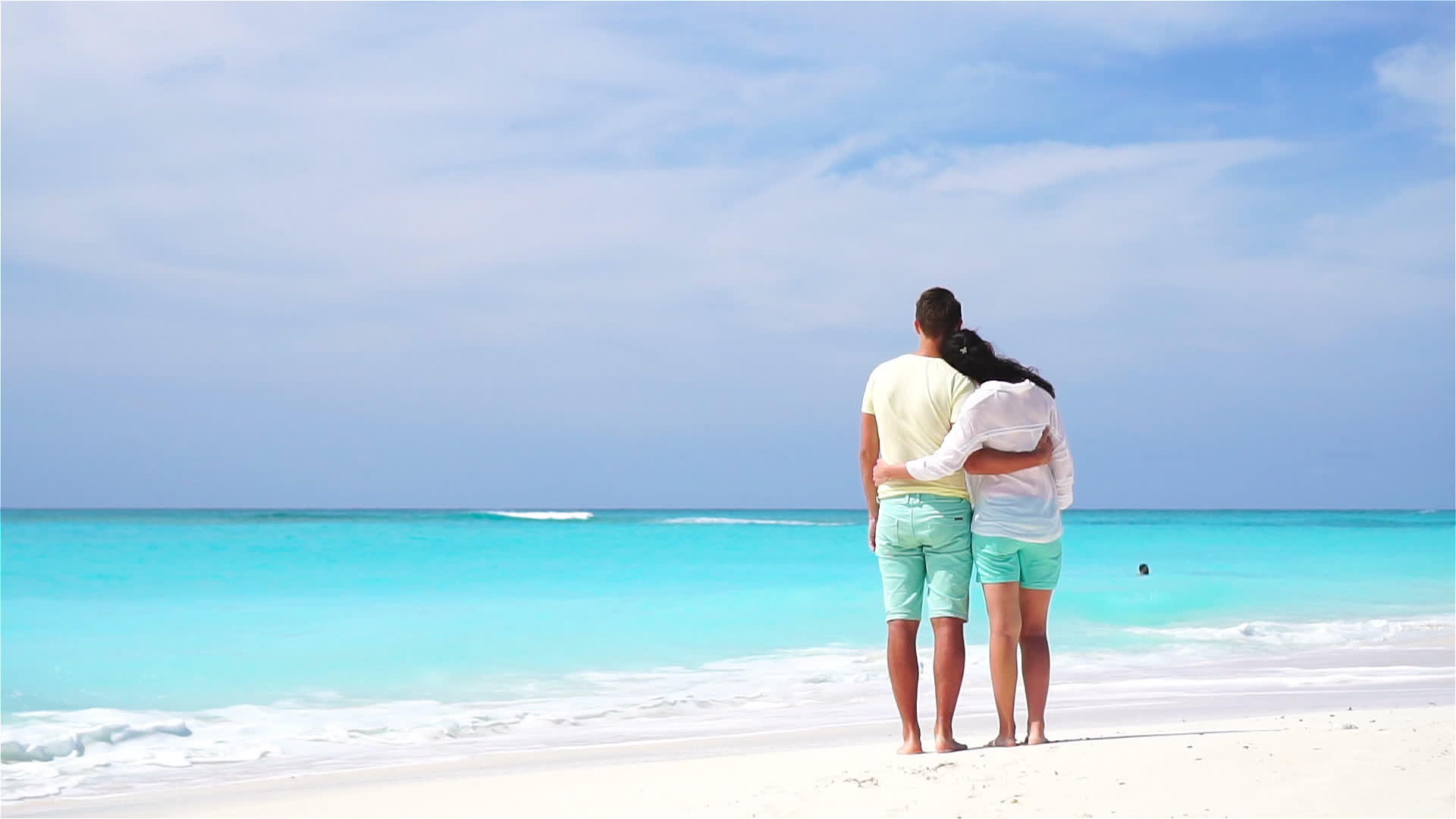 海滩上快乐的家庭和年轻的情人享受他们的蜜月慢动作视频视频的预览图
