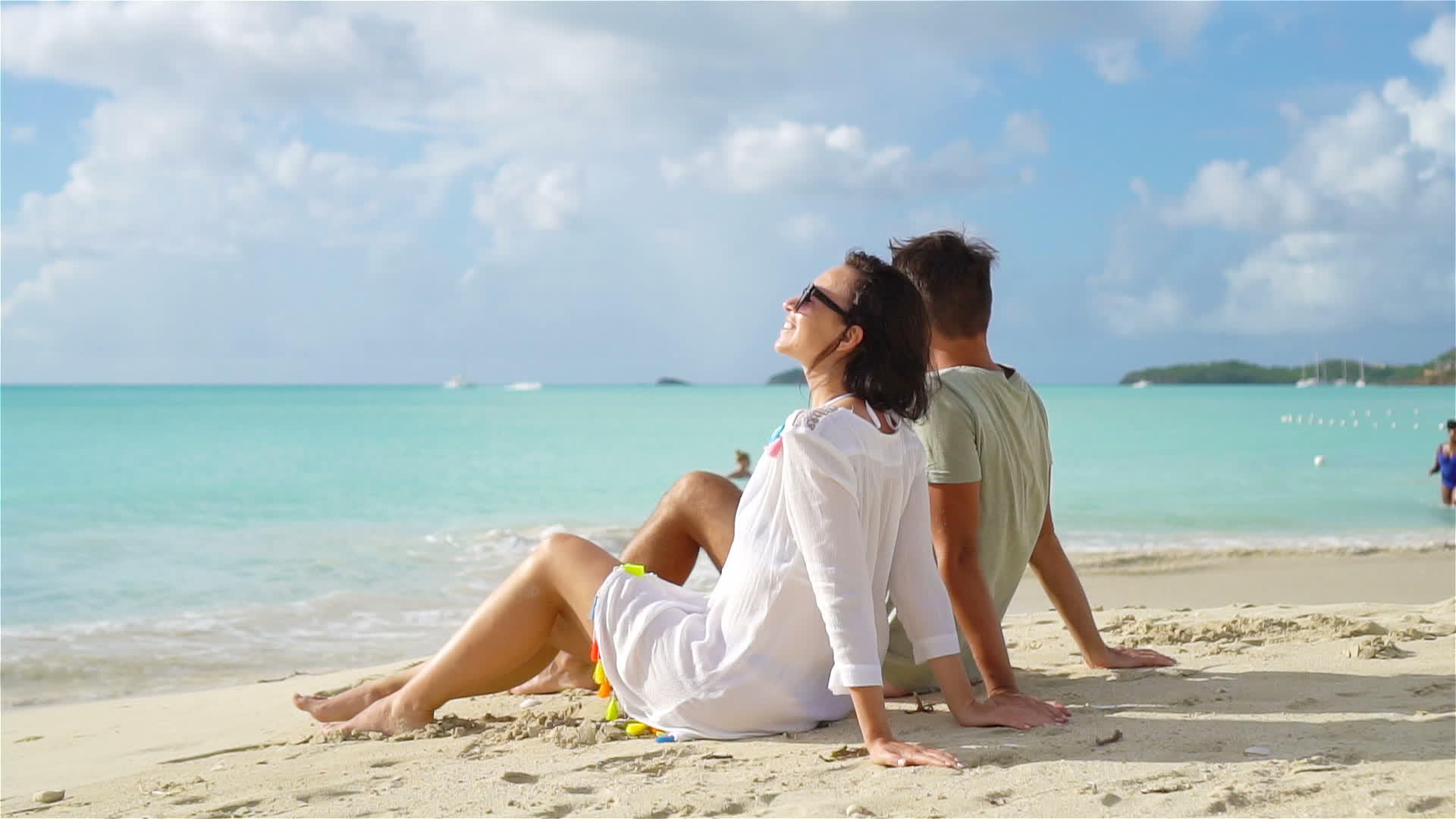 在夏天的假期里在白色海滩上的年轻夫妇享受他们在奇异岛上的快乐情侣视频的预览图