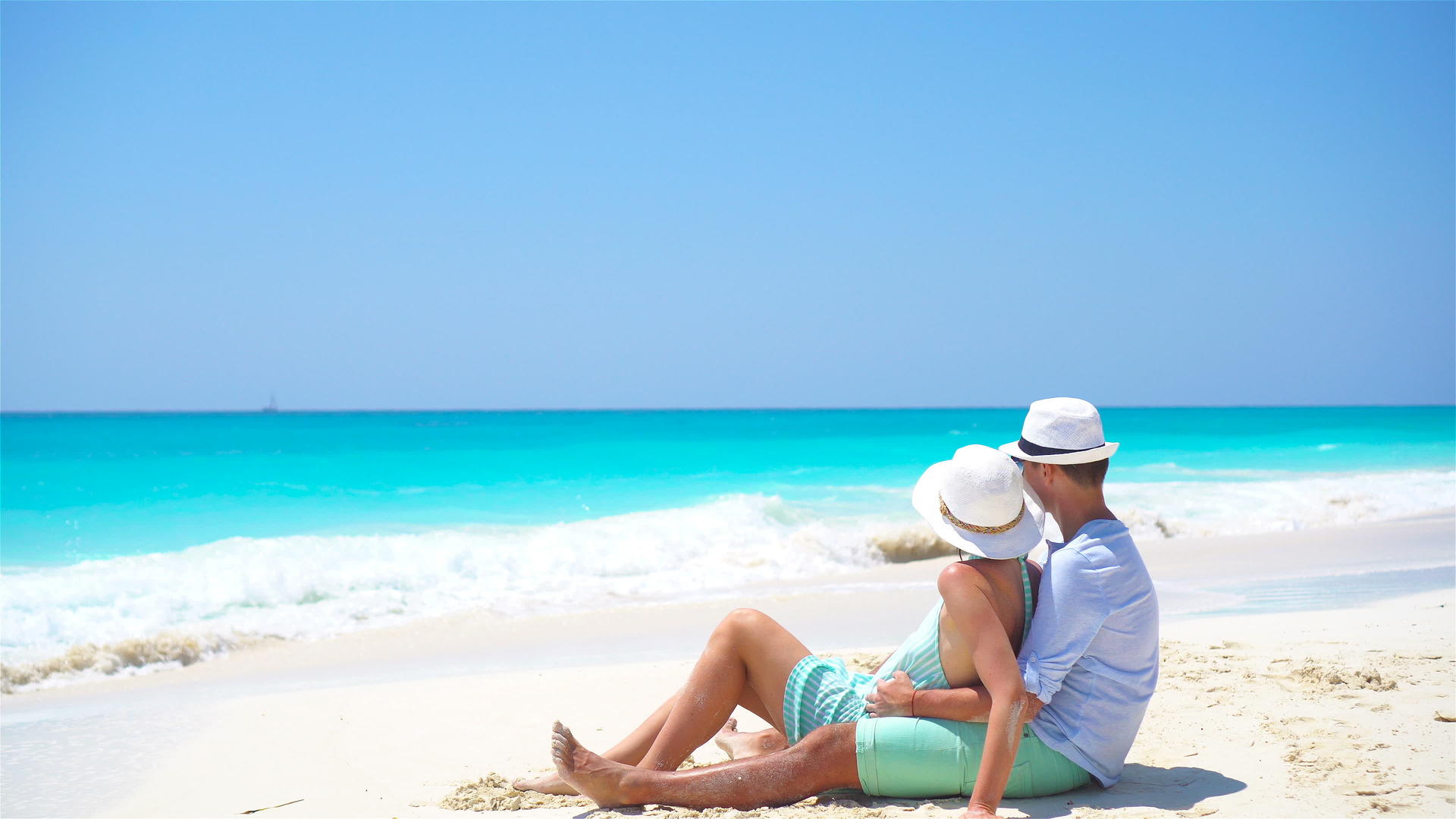 年轻情侣在白色海滩享受蜜月视频的预览图