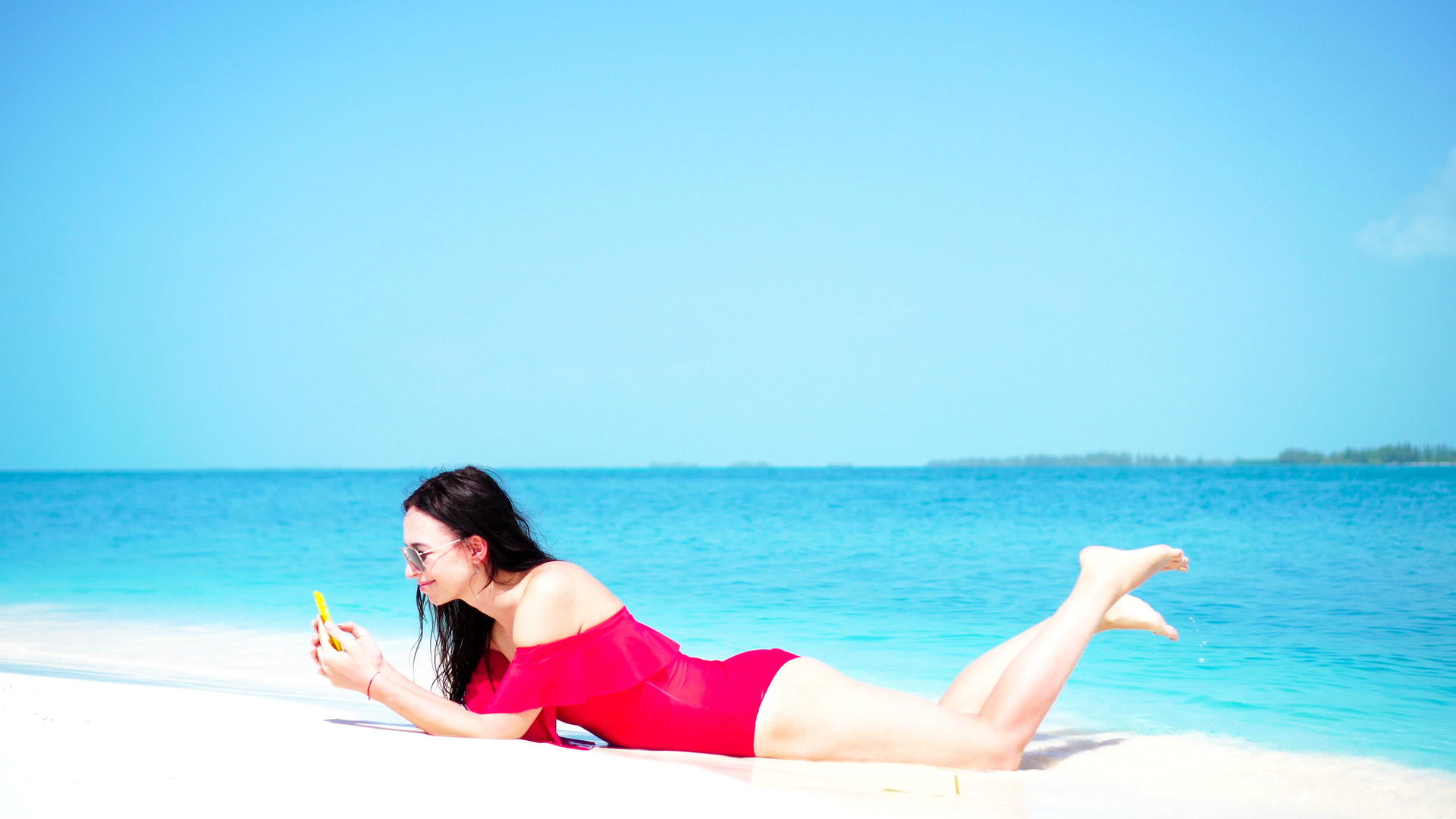 年轻漂亮的女人睡在浅热带水里视频的预览图