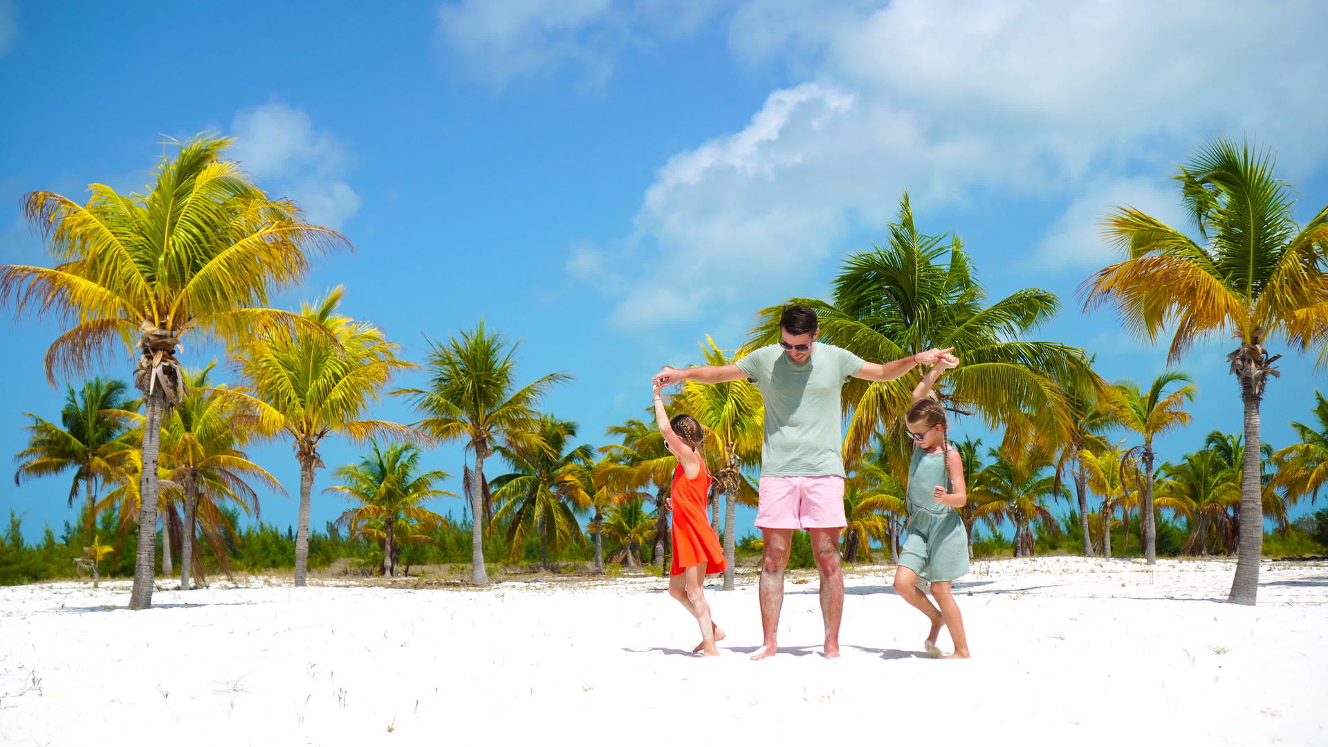父亲和孩子一起享受白色沙滩度假时的时视频的预览图