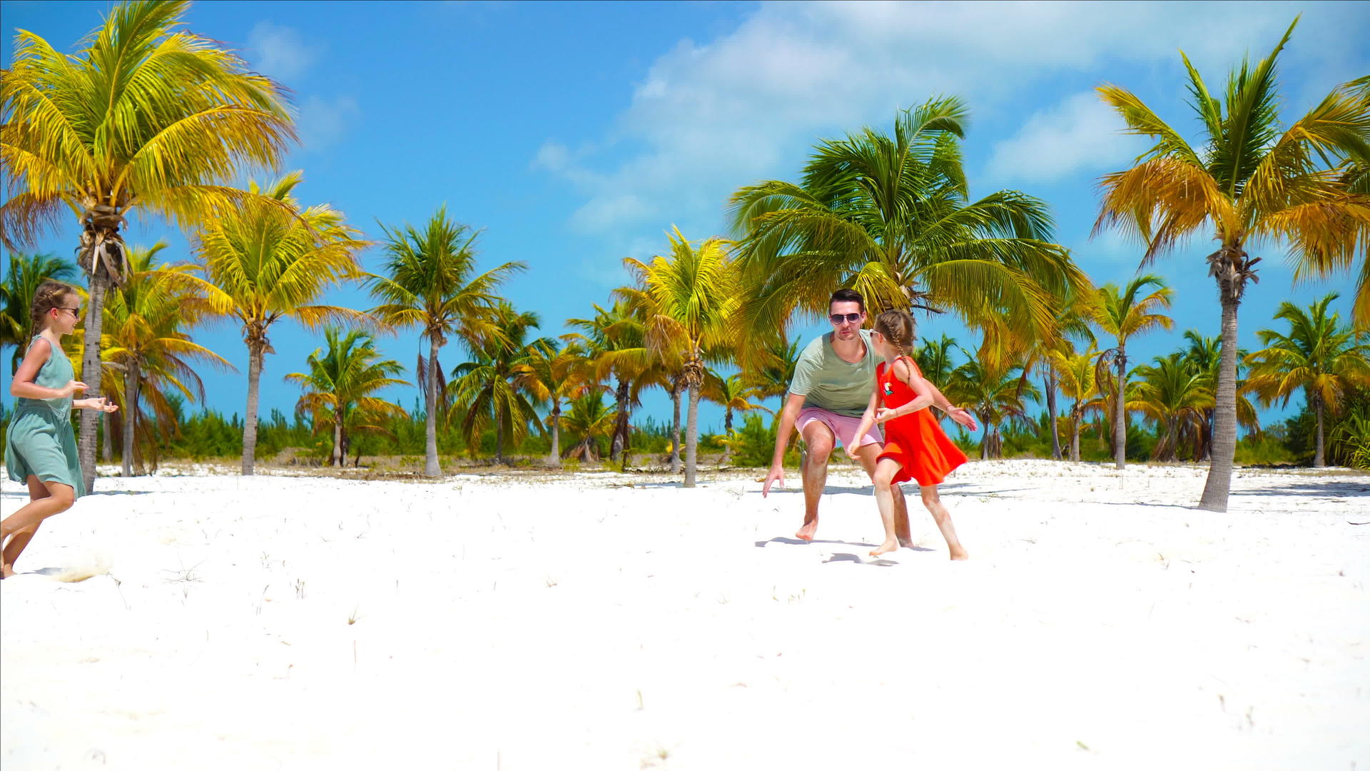 父亲和孩子们在度假的白色海滩上共度时光在热带海滩上快乐地生活视频的预览图