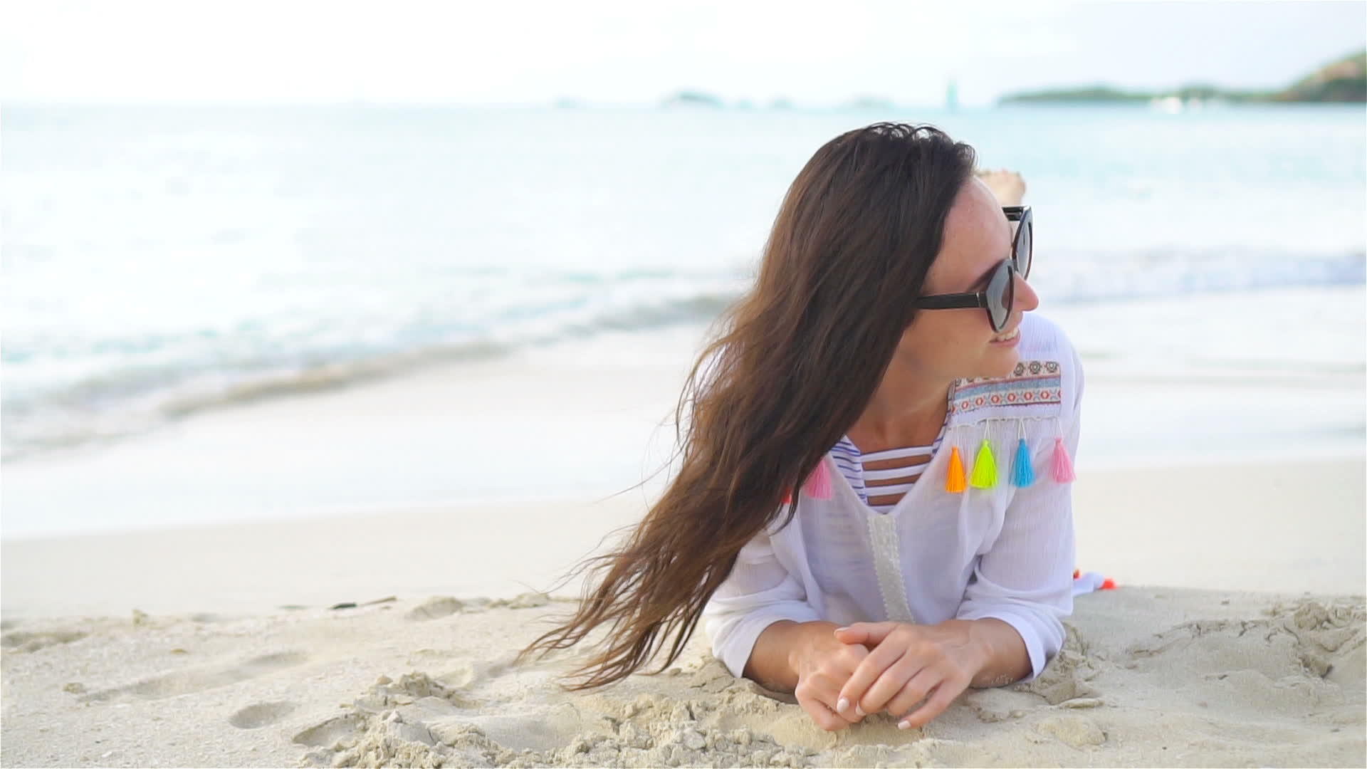 热带度假期间海滩上的年轻美女视频的预览图