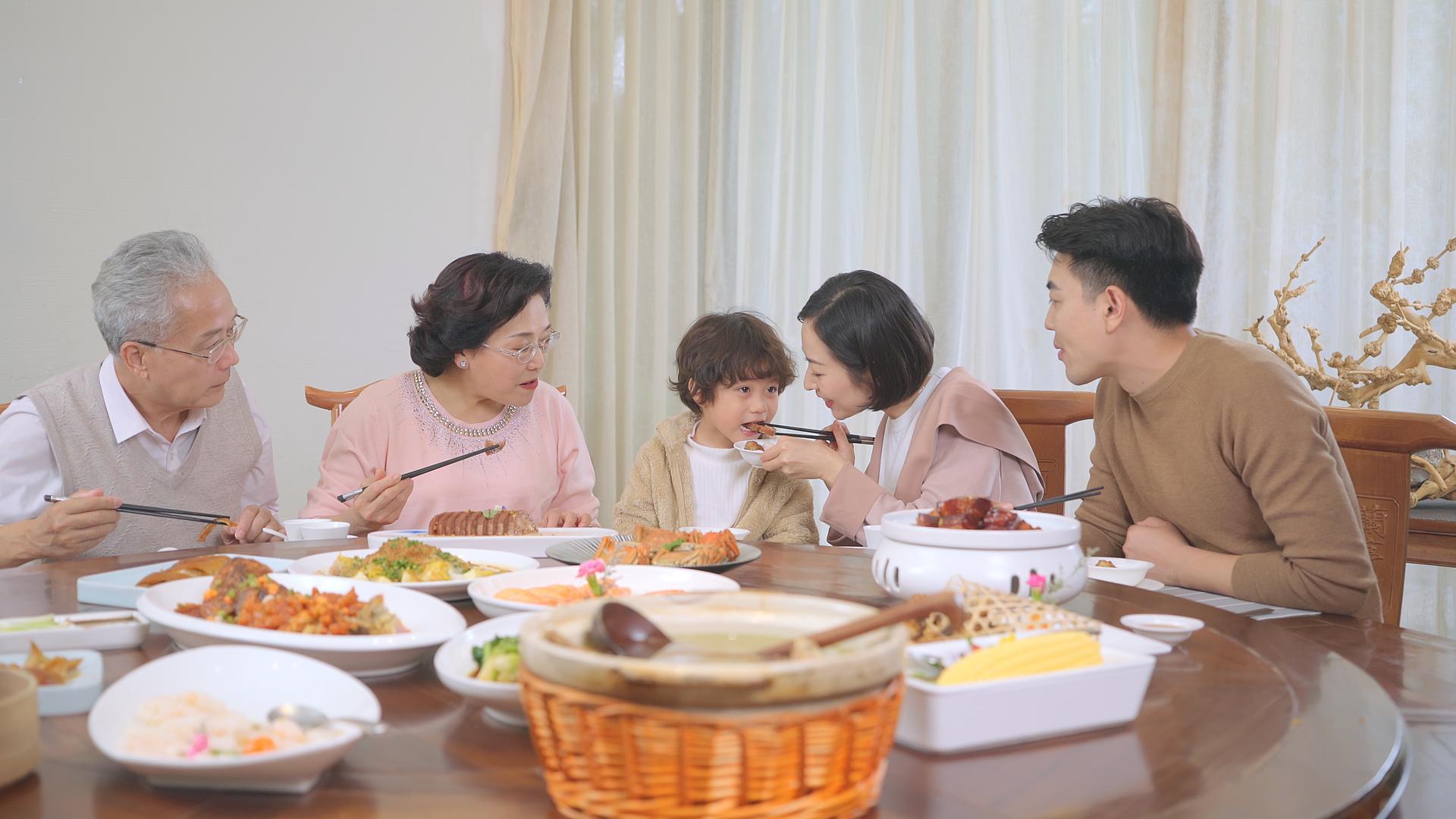 4K祖孙三代家庭聚餐视频的预览图
