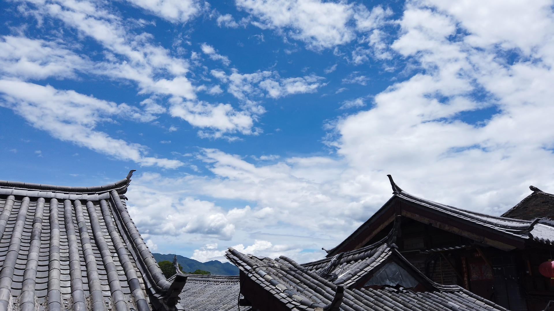 延时摄影风光云南丽江古城古建筑屋顶蓝天白云天空流动的云4k素材视频的预览图