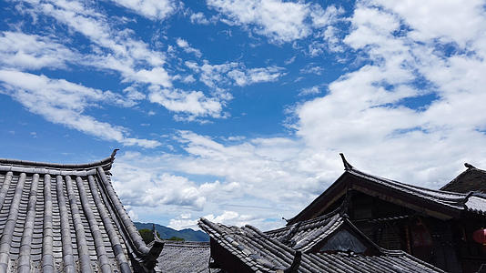 延时摄影风光云南丽江古城古建筑屋顶蓝天白云天空流动的云4k素材视频的预览图