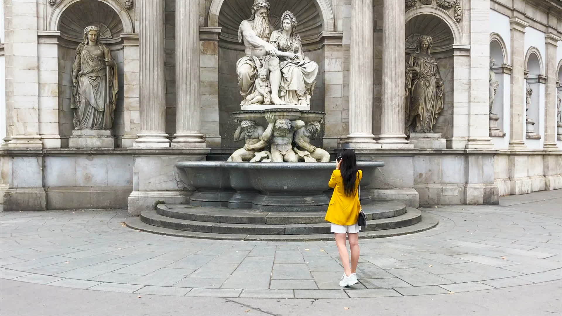 欧洲城市吸引年轻游客和户外游客视频的预览图