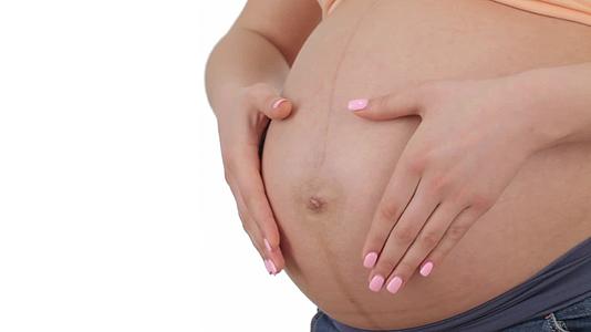 孕妇的腹部被幻灯片覆盖视频的预览图