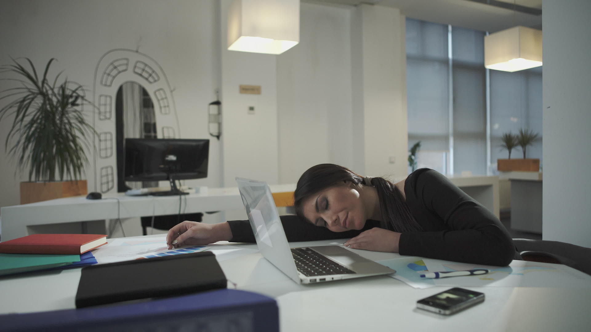 一个在工作中睡觉的女人将是一个电话视频的预览图