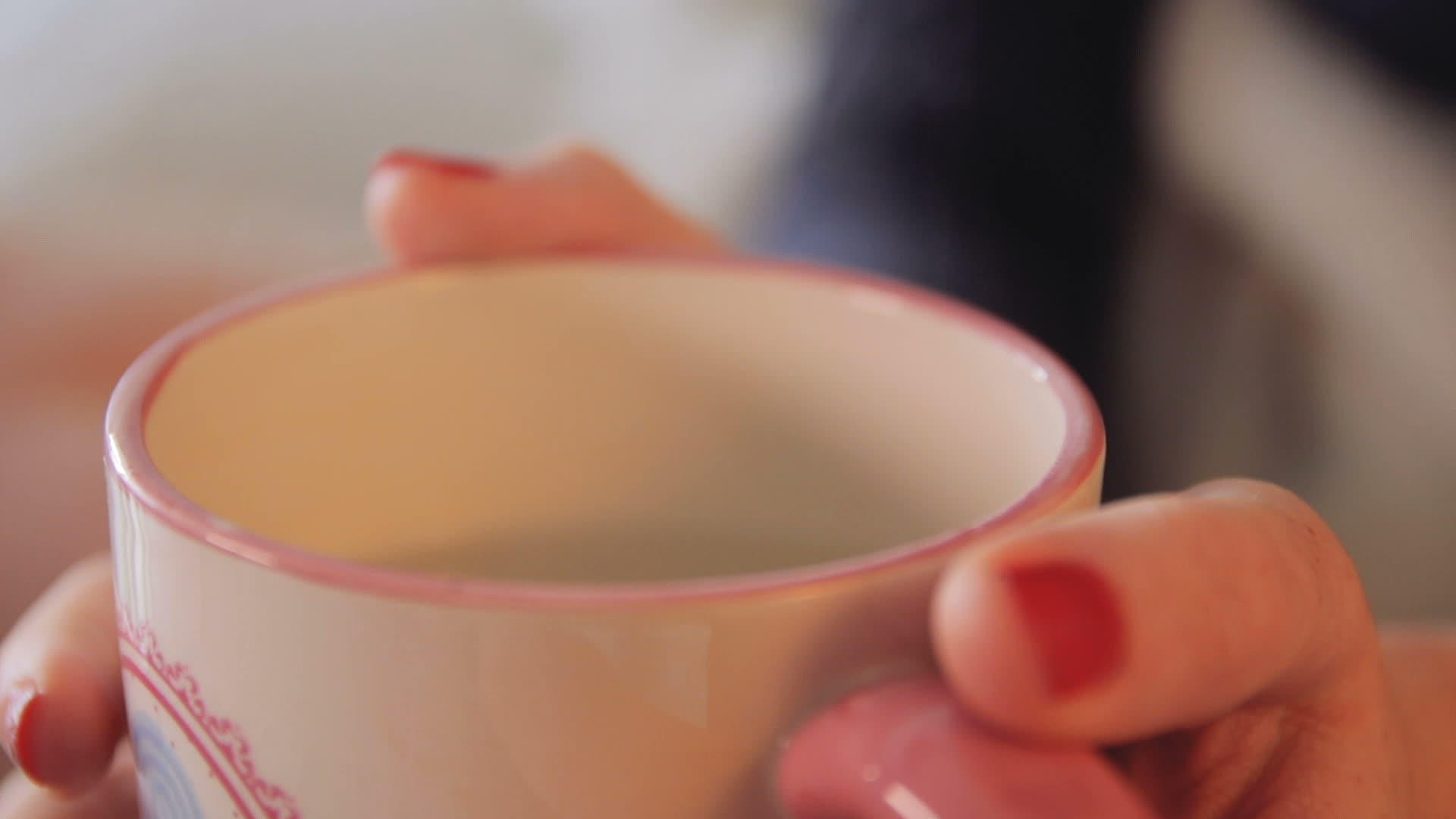 女人手里拿着一杯热茶视频的预览图
