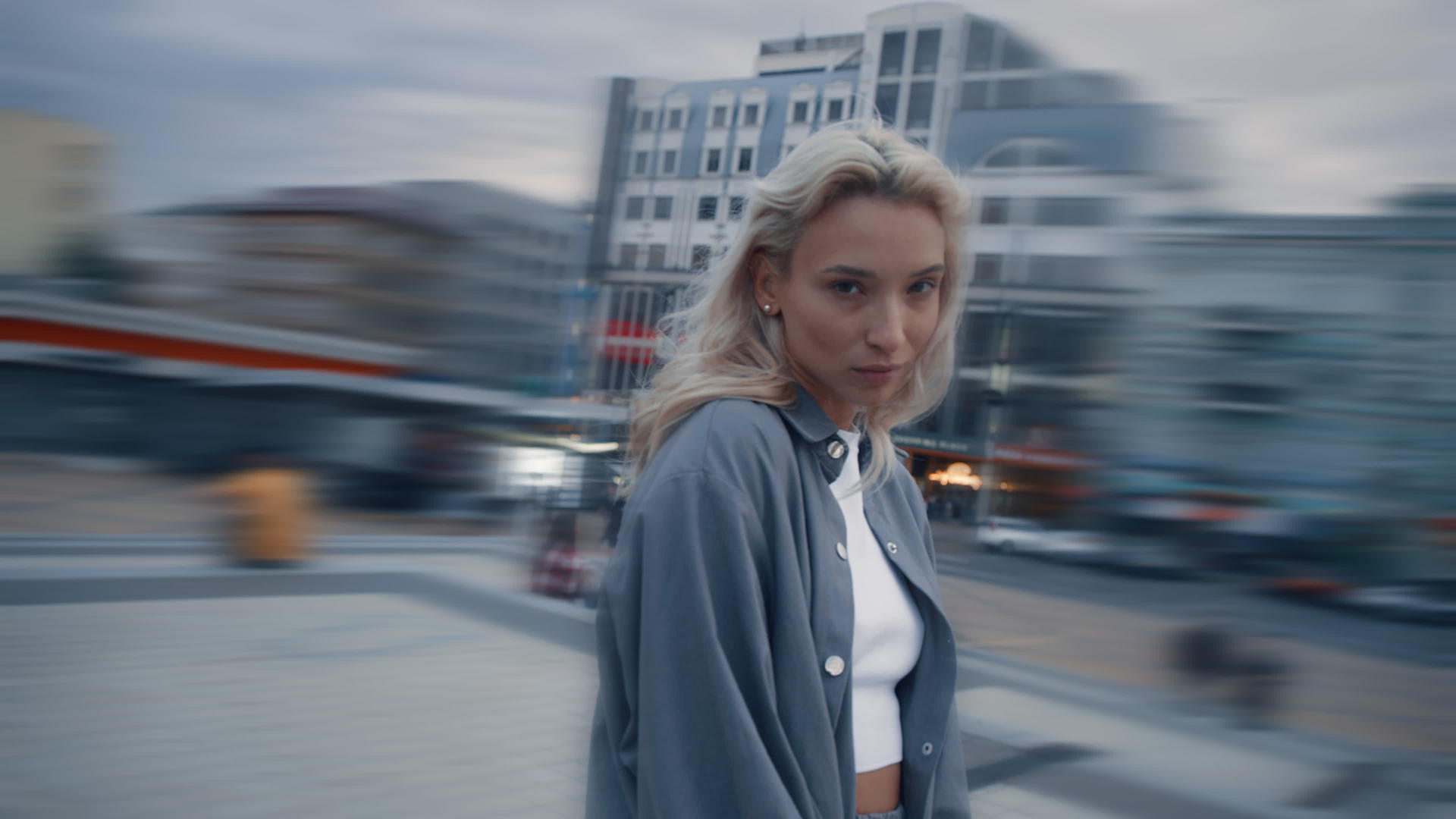 黄昏时分迷人的女模特儿在现代城市路灯下视频的预览图