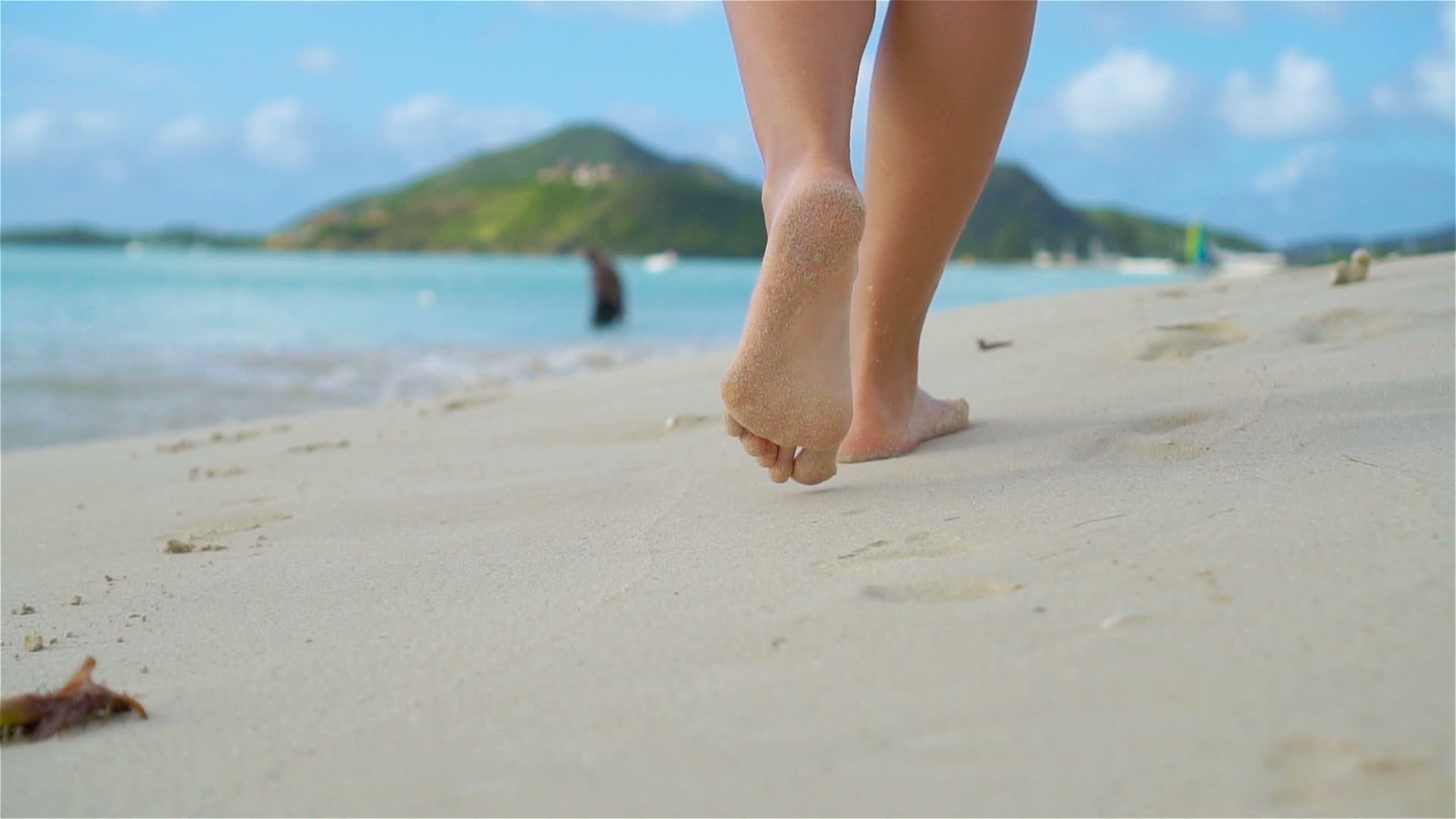 赤脚在海滩上慢慢走慢慢走视频的预览图