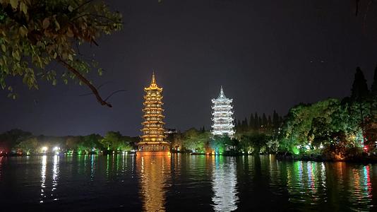 4k实拍两江四湖5A景区日月双塔夜景视频的预览图