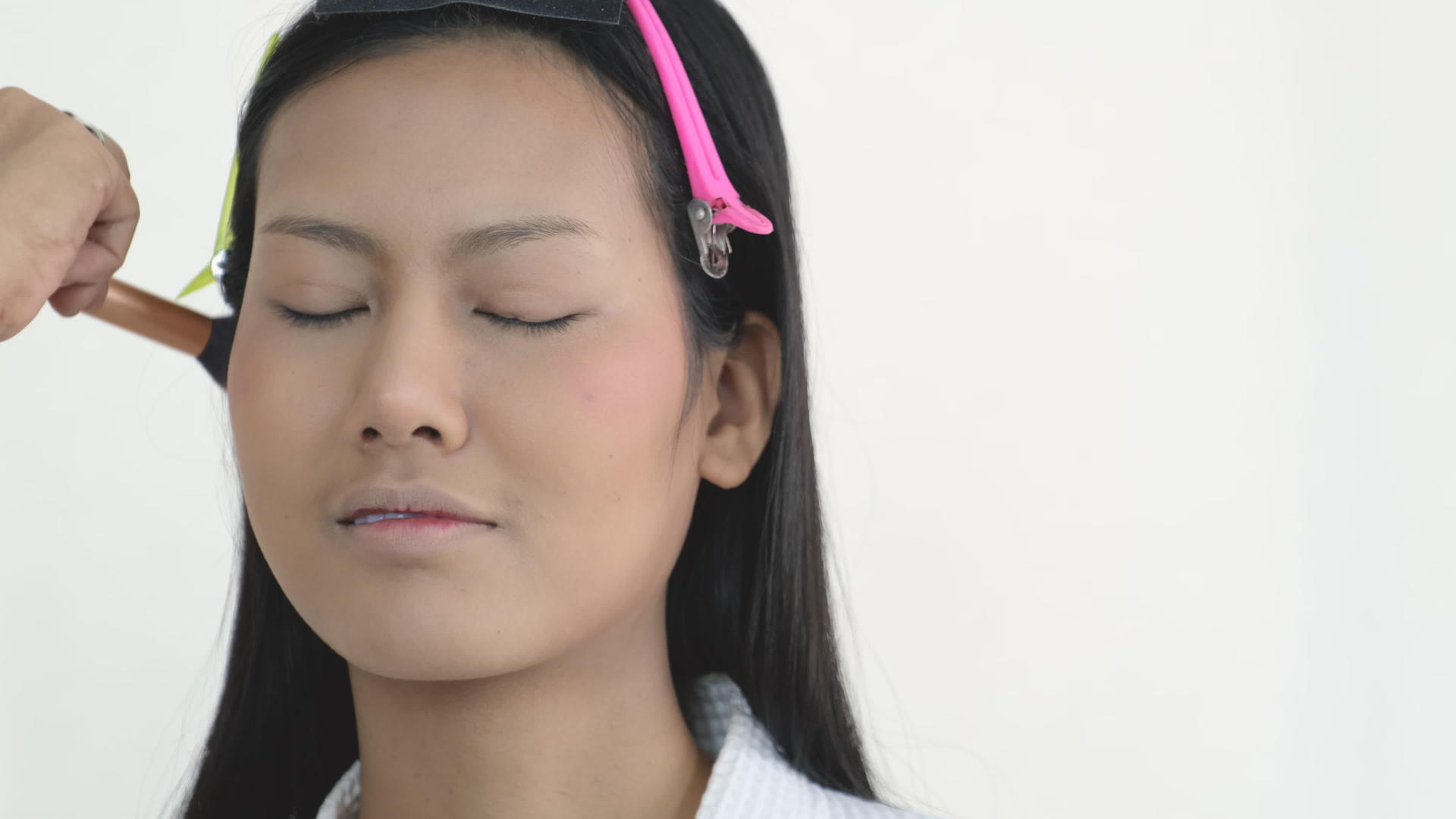 化妆艺术家展示了用刷子弥补美女脸颊的过程视频的预览图