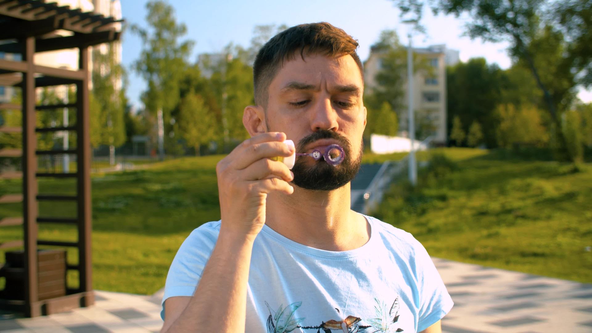 吹肥皂泡沫的成年男子视频的预览图