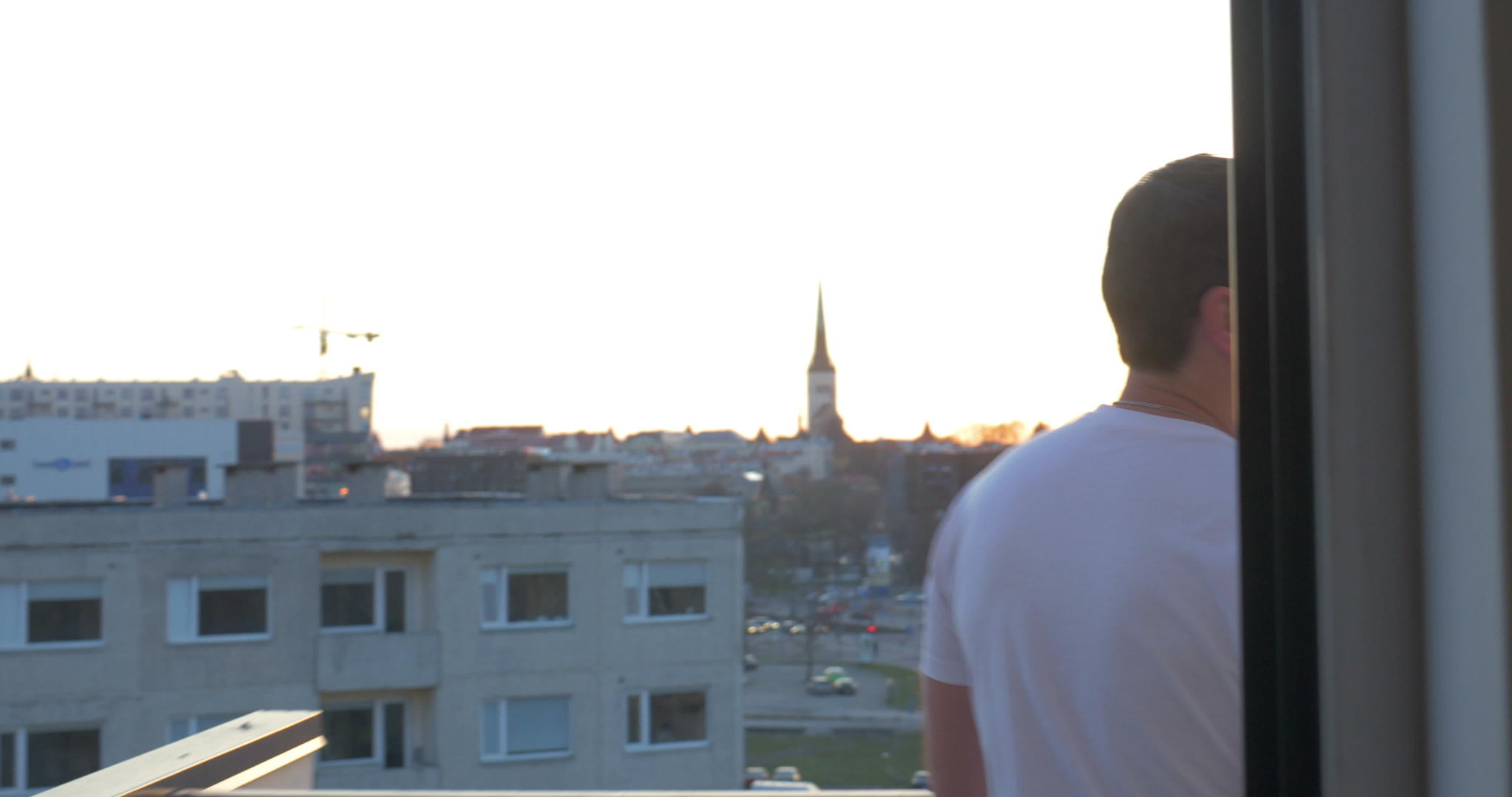 浪漫的情侣在阳台上日落时仰望城市视频的预览图