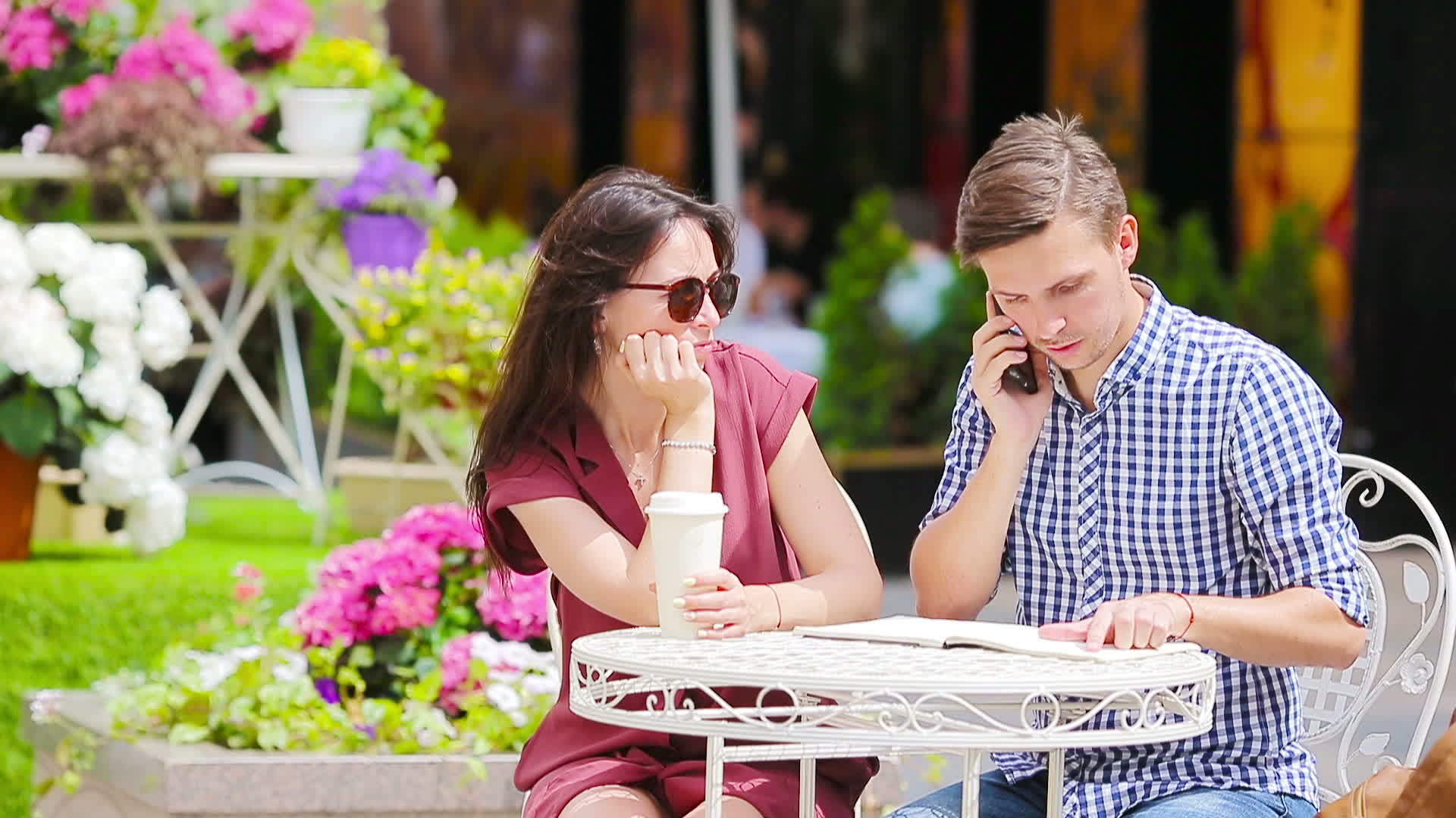 一对年轻夫妇在户外咖啡馆视频的预览图
