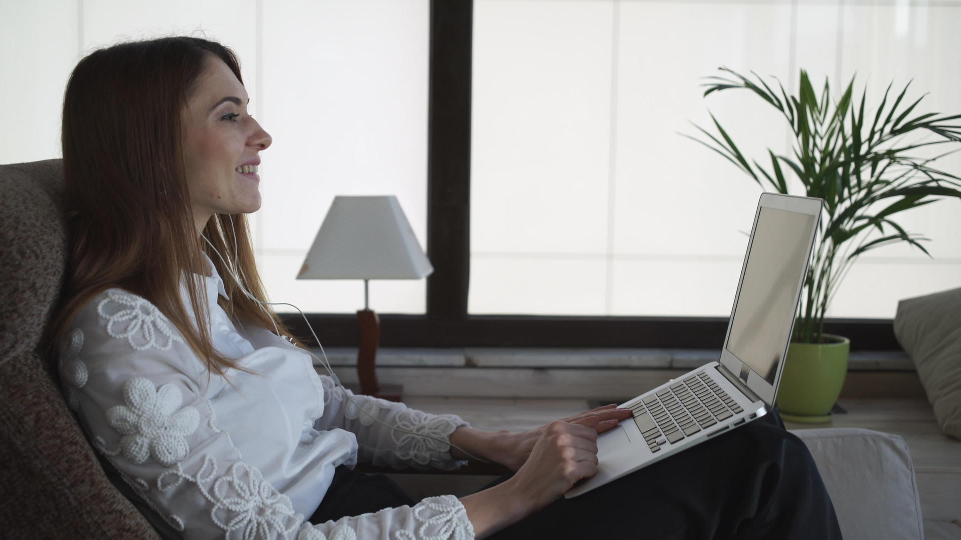 一个正在用笔记本电脑和手势说话的女人视频的预览图