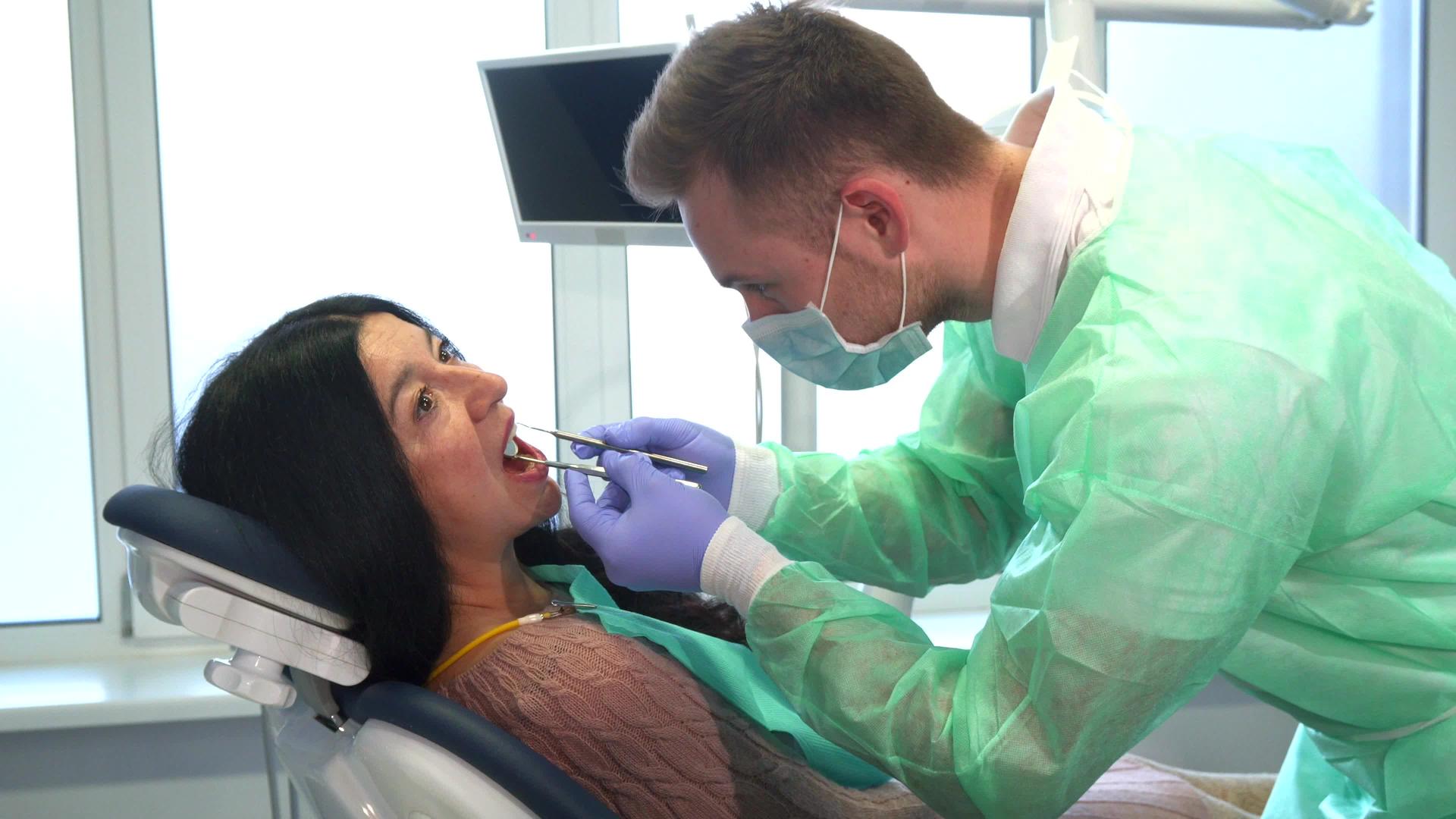 牙科医生检查病人的牙齿视频的预览图