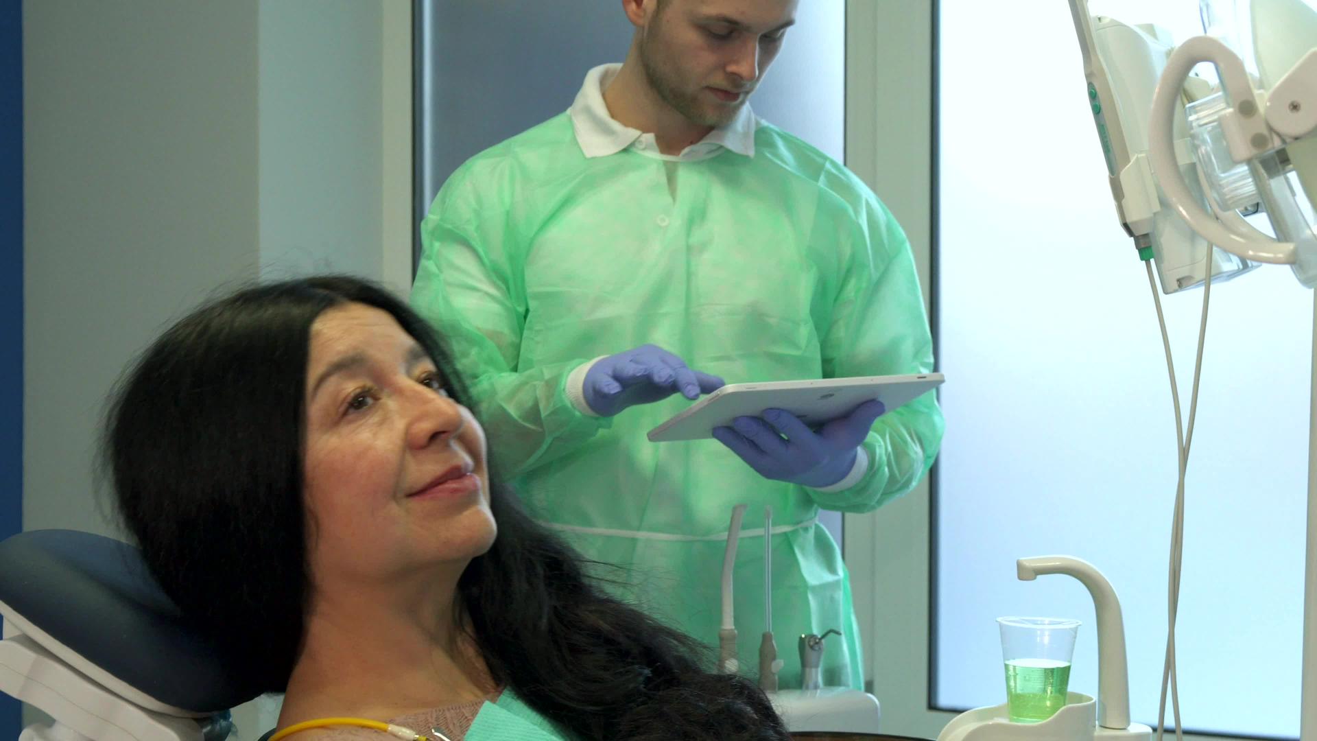 女性在牙医面前露出牙齿视频的预览图