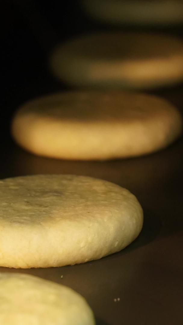 升级烤箱烤糕点过程烤绿豆糕点视频的预览图