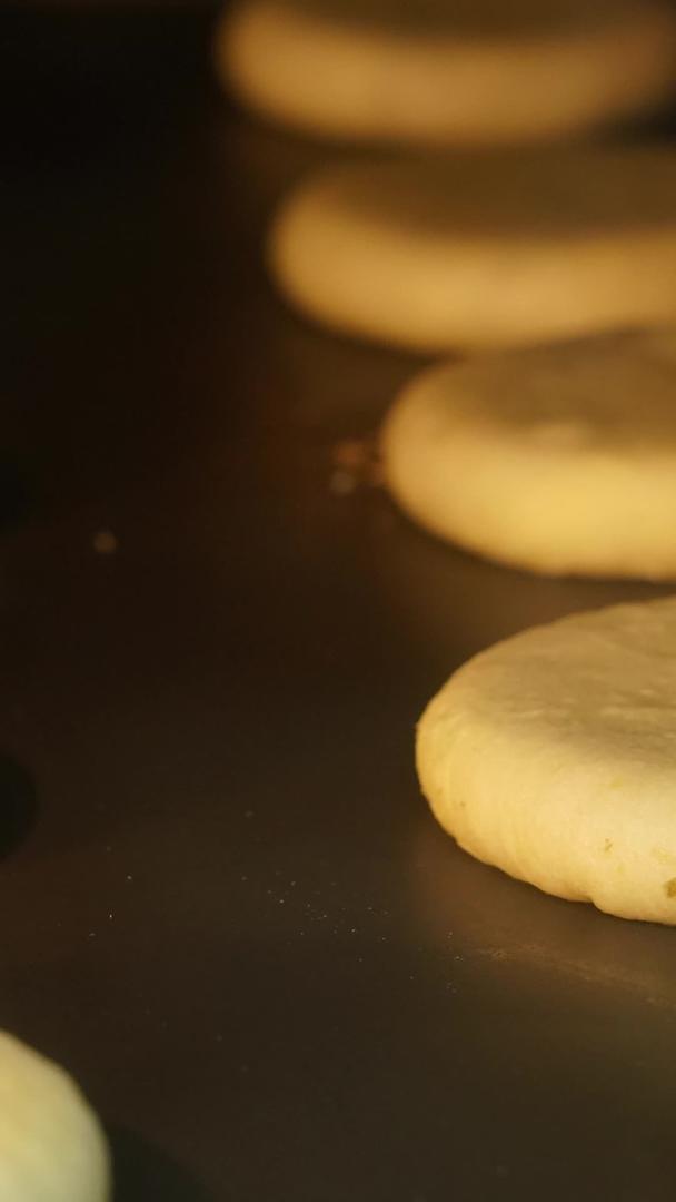 升级烤箱烤糕点过程烤绿豆糕点视频的预览图