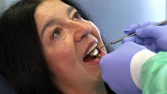 牙科牙医在客户中拥有牙科设备视频的预览图