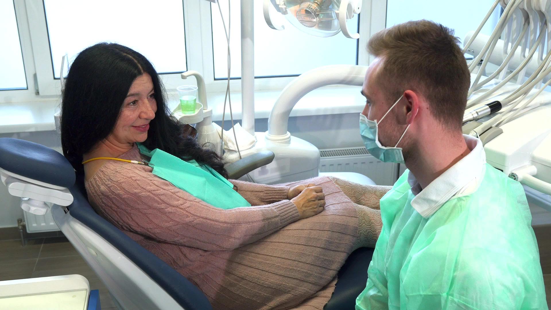 牙医和他的客户举起大拇指视频的预览图