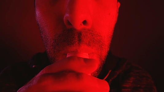 使用吸入器缓解哮喘发作时窒息的男性视频的预览图