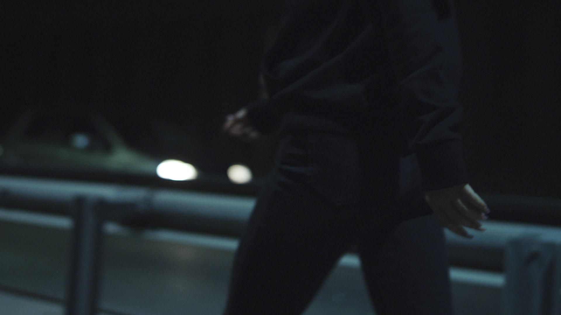 腿部女孩在高速公路上过夜汽车在地下行驶视频的预览图