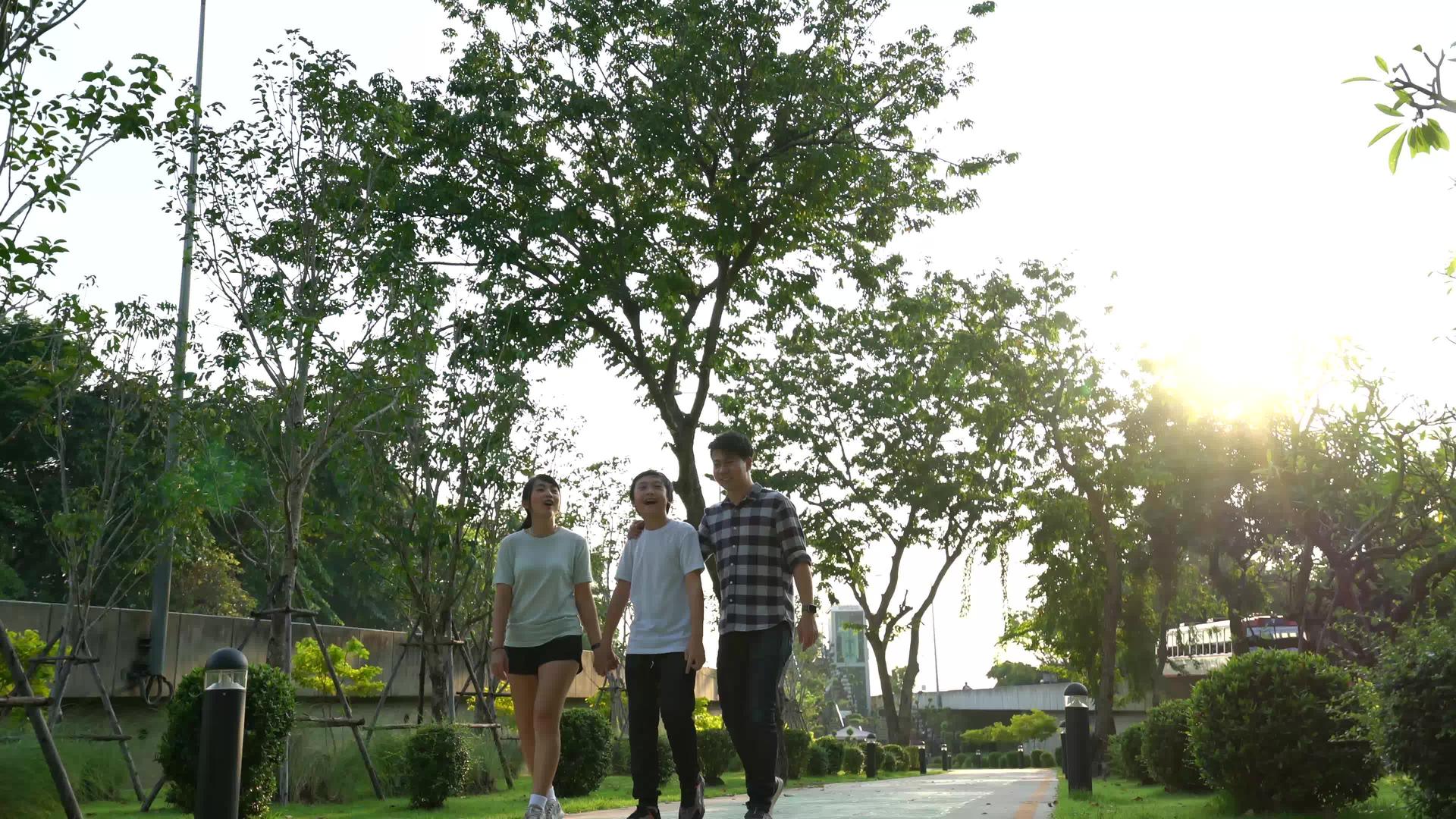 幸福的家庭在公共公园里日落视频的预览图