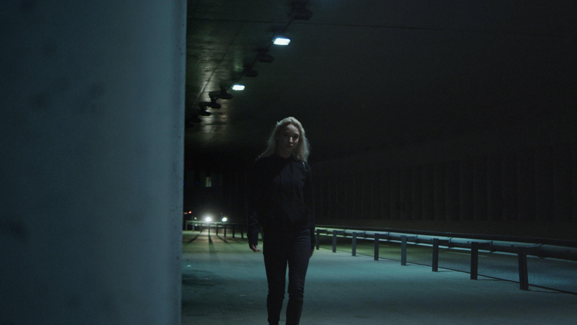 夜城妇女自信地走在地下隧道里一头金发视频的预览图