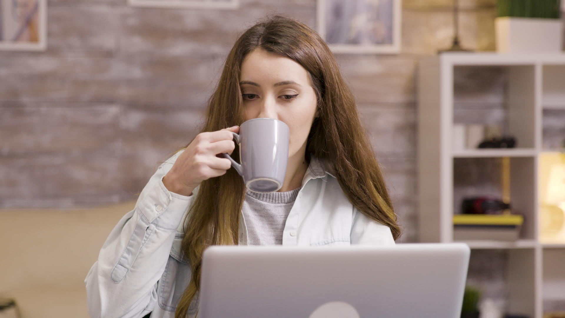 女孩在家工作时喝咖啡享受咖啡视频的预览图