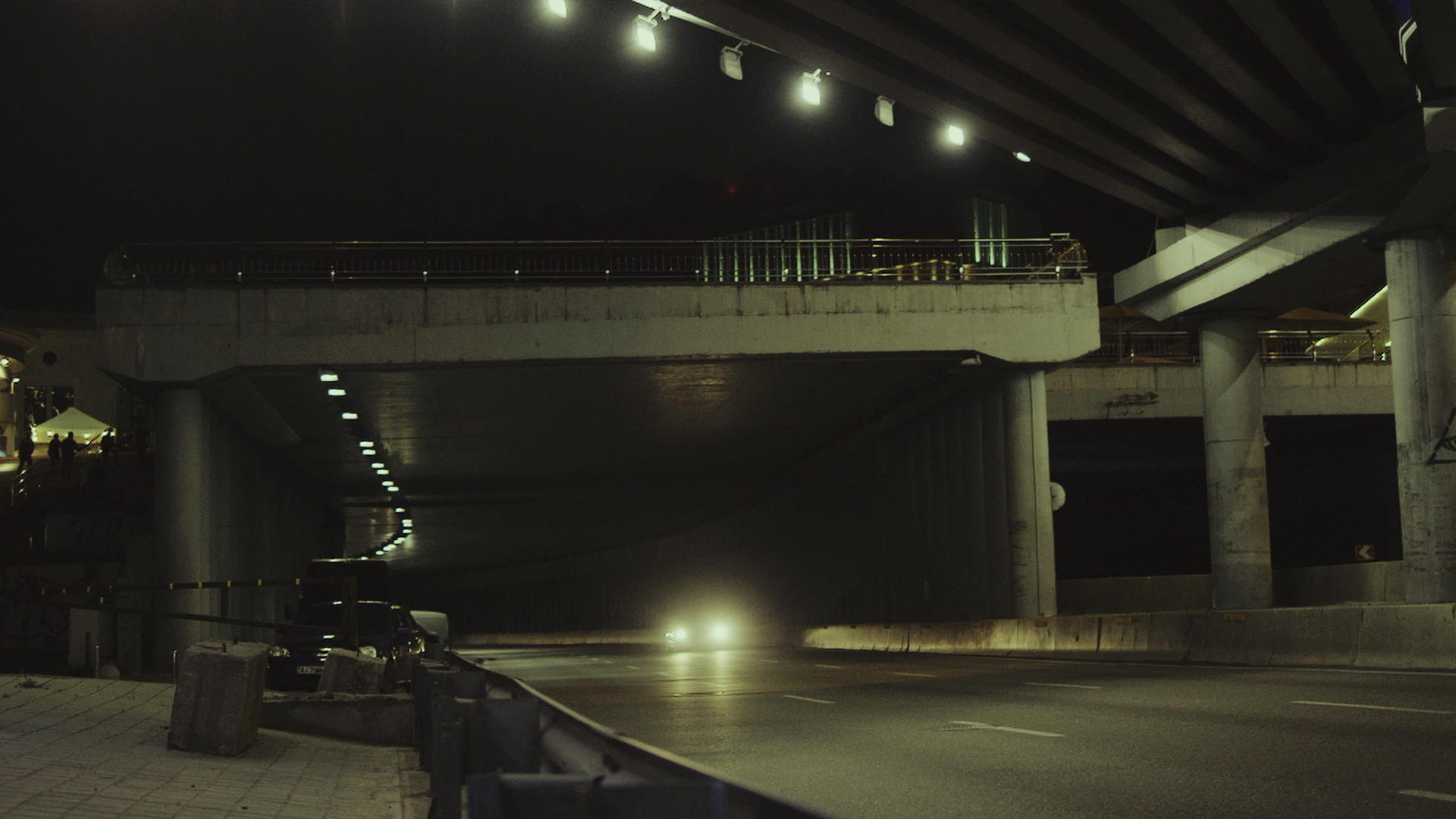 城市桥梁夜间汽车在城市背景下通过地下隧道视频的预览图