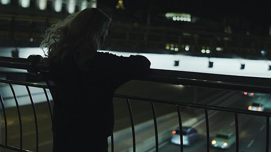 女性在市中心夜间街道上享受城市景观汽车视频的预览图